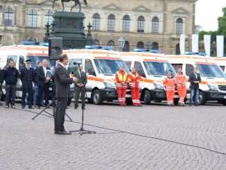 Innenminister Markus Ulbig übergibt nagelneue Katastrophenschutz-Krankenwagen
