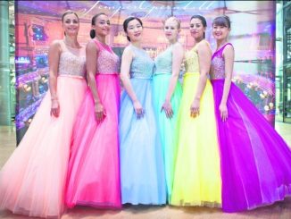 Debütanten-Kleider in sechs Farben stehen für den Semperopernball 2016 zur Wahl. Die Dresdner stimmen ab. Foto: Sven Ellger