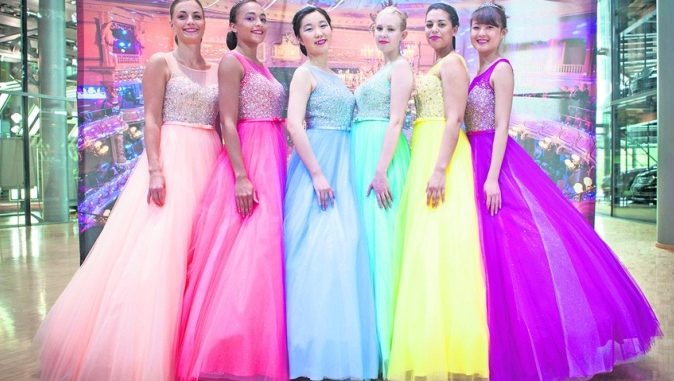 Debütanten-Kleider in sechs Farben stehen für den Semperopernball 2016 zur Wahl. Die Dresdner stimmen ab. Foto: Sven Ellger