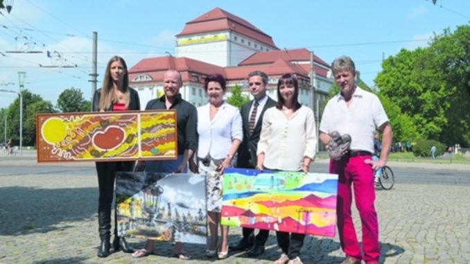 Doreen Wolff, Carsten Linke, Viola Klein, Yosi Losaij und Ulrich Eißner mit Charity-Kunst Foto: Th. Wolf