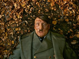 Adolf Hitler wacht unerwartet in Berlin auf. Foto: © Constantin Film