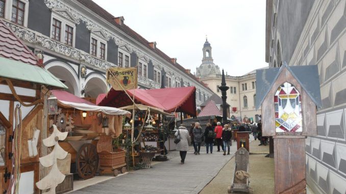 Seit Mittwoch lädt der Mittelaltermarkt wieder in den Stallhof ein. Foto: Una Giesecke