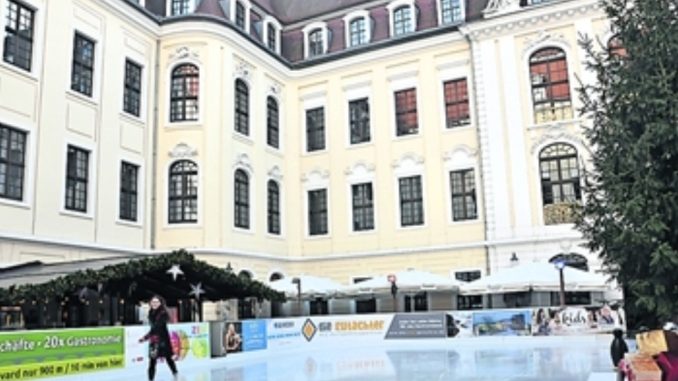Klein, aber fein: die Eisbahn im Taschenbergpalais Foto: Una Giesecke