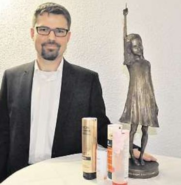 Matthias Lütkemeier, Chef des Tubenherstellers Essel, freut sich über die Preisskulptur, eine Bronzeplastik Malgorzata Chodakowska. Foto: Una Giesecke