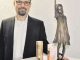 Matthias Lütkemeier, Chef des Tubenherstellers Essel, freut sich über die Preisskulptur, eine Bronzeplastik Malgorzata Chodakowska. Foto: Una Giesecke