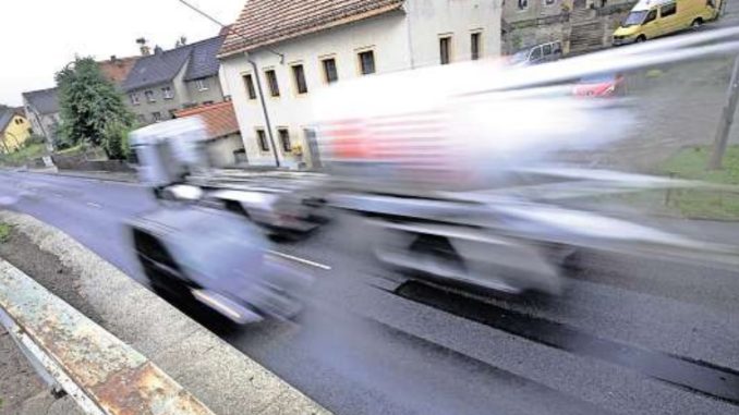 40000 Dresdner leiden unter zu lauten Straßen. Neuer Belag und Temporeduzierungen sollen helfen. Doch die Sanierung kommt nur langsam voran. Foto: Thorsten Eckert