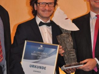 Heiko Schneider nahm die Preisskulptur des Dresdner Bildhauers Thomas Reimann entgegen. Foto: Una Giesecke