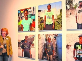 „Küss mich, ich bin blond“ – Verena Böll zeigt Fotos von französischsprachigen Haitianern, die die englischen Aufschriften ihrer Billig-T-Shirts nicht verstehen. Foto: Una Giesecke