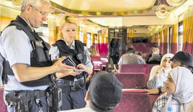 Mehrmals am Tag kontrolliert Bundespolizei die Züge von und nach Tschechien. Dabei greifen sie illegale Einwanderer, aber auch Kriminelle auf. Foto: Tobias Wolf