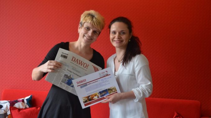 Nadja Preuß bekam den Gutschein für ihren Urlaub von DAWO-Glücksfee Juliane Zönnchen überreicht. Foto: DAWO!