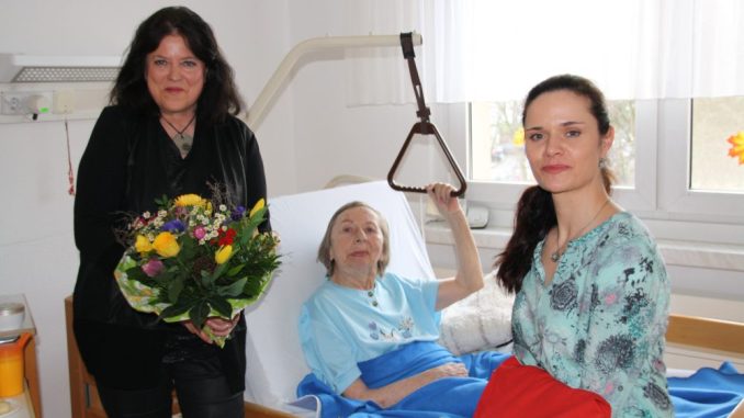 Gudrun Haueis kümmert sich einmal pro Woche um Renate Jahn-Härtig. Juliane Zönnchen von DAWO! übergab ihr diese Woche den Blumenstrauß des Monats. Foto: F. Sommer