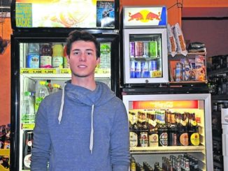 Dem Angestellten Philipp Baier vom Spätshop an der Bautzner Straße bescheren die Sperrstunden für Alkoholverkauf regelmäßig Kundenflauten. Foto: Una Giesecke