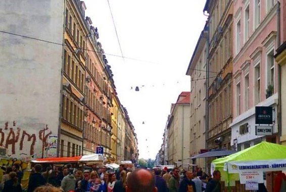 Das Straßenfest in der Neustadt lockt jedes Jahr tausende Besucher an. Nun soll das Konzept überarbeitet werden. Foto: F. Sommer