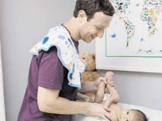 Der prominenteste aller Väter, Mark Zuckerberg, wickelt seine Tochter. Zu sehen war das natürlich auf Facebook. Archivfoto: Facebook
