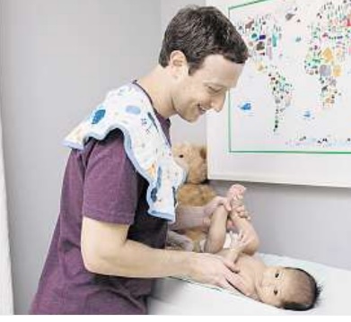 Der prominenteste aller Väter, Mark Zuckerberg, wickelt seine Tochter. Zu sehen war das natürlich auf Facebook. Archivfoto: Facebook