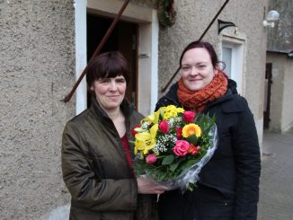 Romy Thee bekam von Franziska Sommer von DAWO! den Blumenstrauß des Monats überreicht. Foto: Dirk Hänig