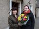 Romy Thee bekam von Franziska Sommer von DAWO! den Blumenstrauß des Monats überreicht. Foto: Dirk Hänig