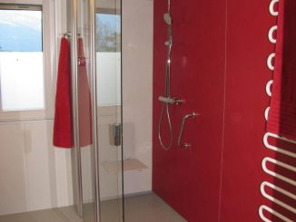 Nach dem Umbau: Barrierefreies Bad, rutschfeste bodenebene Dusche mit wegfaltbarer Duschtrennwand.