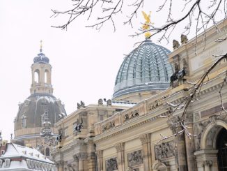 Die Frauenkirche und die Hochschule für bildende Künste wurden Anfang der Woche zu einem begehrten Wintermotiv. Foto: DAWO