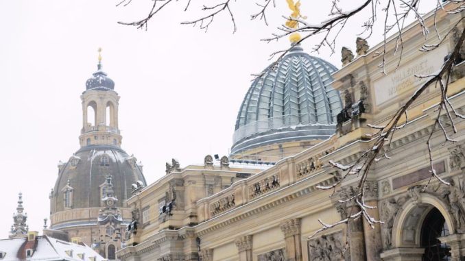 Die Frauenkirche und die Hochschule für bildende Künste wurden Anfang der Woche zu einem begehrten Wintermotiv. Foto: DAWO