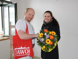 Oliver Kohlmann bekam während seiner Arbeitszeit von Juliane Zönnchen von DAWO! den Blumenstrauß des Monats überreicht. Foto: F. Sommer
