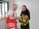 Oliver Kohlmann bekam während seiner Arbeitszeit von Juliane Zönnchen von DAWO! den Blumenstrauß des Monats überreicht. Foto: F. Sommer
