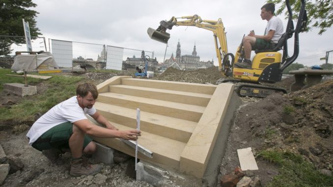 Techniker Marius Röger (25) baut die Sandsteintreppe für den Canaletto-Blick auf. Foto: Steffen Füssel