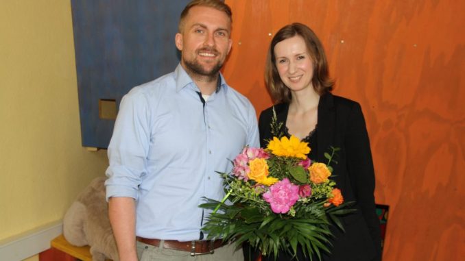 Herr Ebert freute sich über den Blumenstrauß von Annegret Riemer vom Sonnenstrahl e. V. Foto: F. Sommer