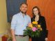 Herr Ebert freute sich über den Blumenstrauß von Annegret Riemer vom Sonnenstrahl e. V. Foto: F. Sommer