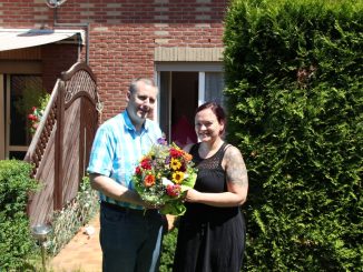Mike Belschner bekam den Blumenstrauß des Monats von Franziska Sommer von DAWO! überreicht. Foto: D. Hänig