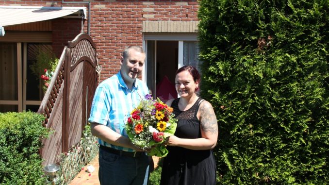 Mike Belschner bekam den Blumenstrauß des Monats von Franziska Sommer von DAWO! überreicht. Foto: D. Hänig