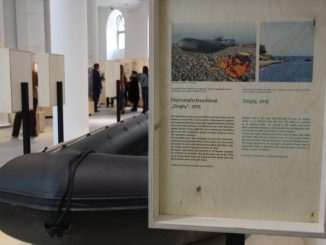 Ein Original Flüchtlingsschlauchboot von der Insel Lesbos ist in der neuen Ausstellung im Verkehrsmuseum zu stehen. Foto: F. Sommer