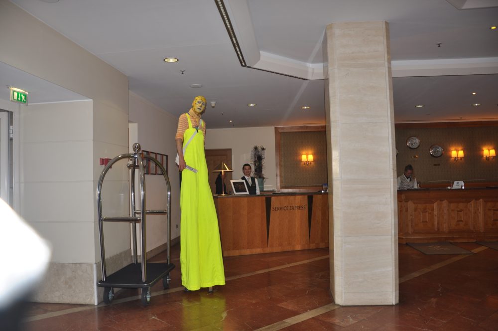 Stelzenläufer im Foyer des Hotels Westin Bellevue Foto: Una Giesecke