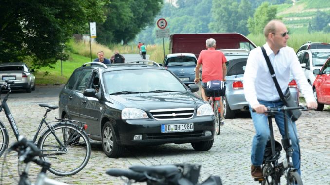 Auf dem Weg zum inoffiziellen Parkplatz am Schillergarten müssen Autofahrer den Elberadweg überfahren. Foto: Petra Hornig