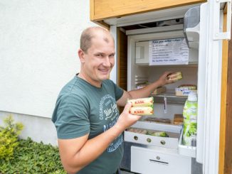 Die Käserei Klinnert in Karsdorf hat vor dem Haus einen Kühlschrank mit Käse und einer Kasse des Vertrauens. Chef Tom Klinnert (40). Foto: Eric Münch