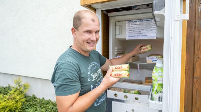 Die Käserei Klinnert in Karsdorf hat vor dem Haus einen Kühlschrank mit Käse und einer Kasse des Vertrauens. Chef Tom Klinnert (40). Foto: Eric Münch