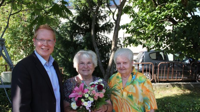 Christa Brückner bekam den Blumenstrauß des Monats von von Dirk Hänig von der DAWO! und ihrer Freundin Gisela Dietze überreicht. Foto: Oliver Goldberg