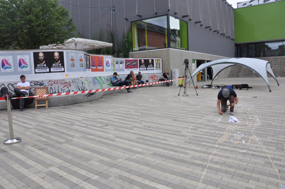 Leon Keer gestaltet ein Stück Scheune-Vorplatz. Foto: Una Giesecke