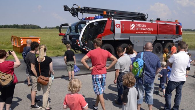 Kleine Entdecker können bei den Führungen am Flughafen Dresden Spannendes entdecken. Foto: Michael Weimer