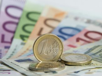 Zahlreiche Euro-Banknoten und Euromünzen. Foto: Daniel Reinhardt/Archiv