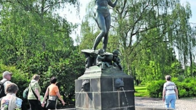 Für den Marie-Gey-Brunnen mit Aphrodite, der Göttin der Schönheit, stand 1910 die erste Gattin des Dresdner Malers Otto Westphal dem Bildhauer Georg Wrba Modell.