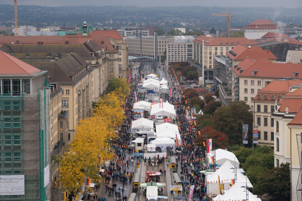 Besucher auf dem Bürgerfest zum Tag der Deutschen Einheit in Dresden. Foto: Sebastian Kahnert
