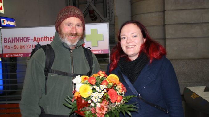 Albrecht Mütze erhielt den Blumenstrauß des Monats von Franziska Sommer vom DAWO!-Team. Foto: DAWO!