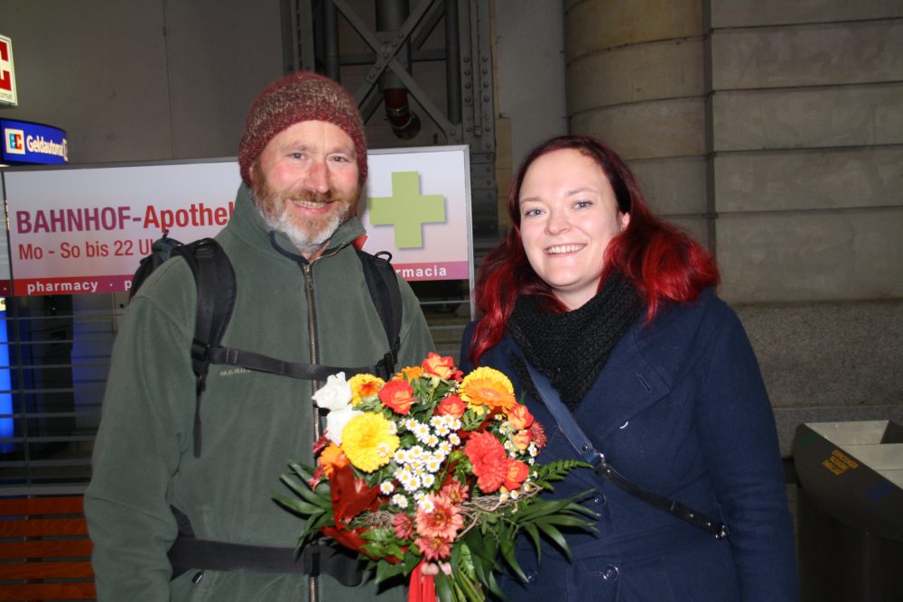 Albrecht Mütze erhielt den Blumenstrauß des Monats von Franziska Sommer vom DAWO!-Team. Foto: DAWO!