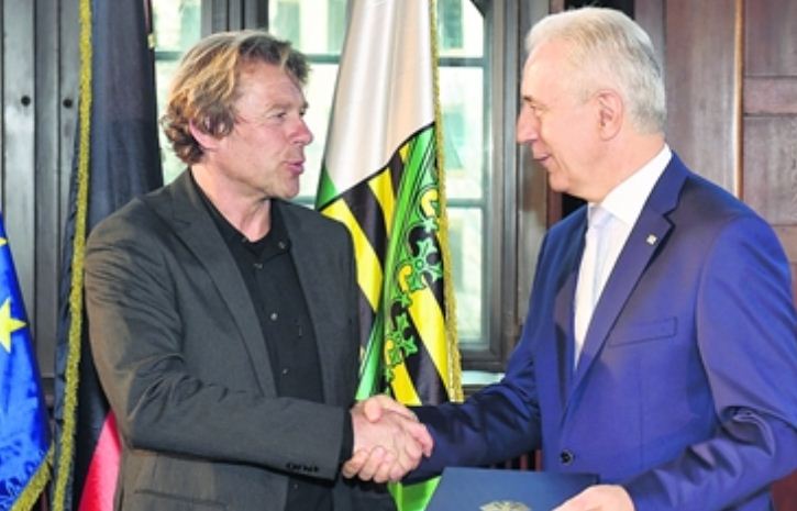 Stanislav Tillich verleiht das Bundesverdienstkreuz an Sven Seifert von „arche noVa“. Foto: Holm Helis