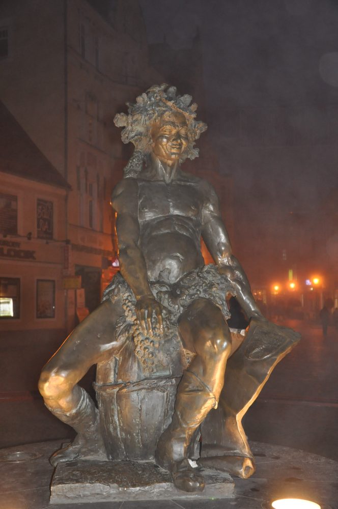 Bacchus als Brunnenfigur führt den Reigen vieler kleiner Bronzestatuetten des Weingottes im Stadtzentrum von in Zielona Gora (Grünberg) an. Foto: Una Giesecke
