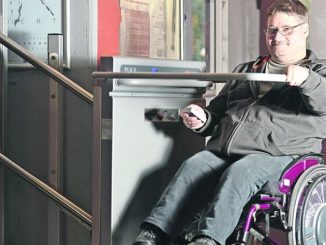Mario Peters vom Behindertenverband Dresden testet mit seinem Rollstuhl den Treppenlift im Projekttheater. Foto: Norbert Millauer