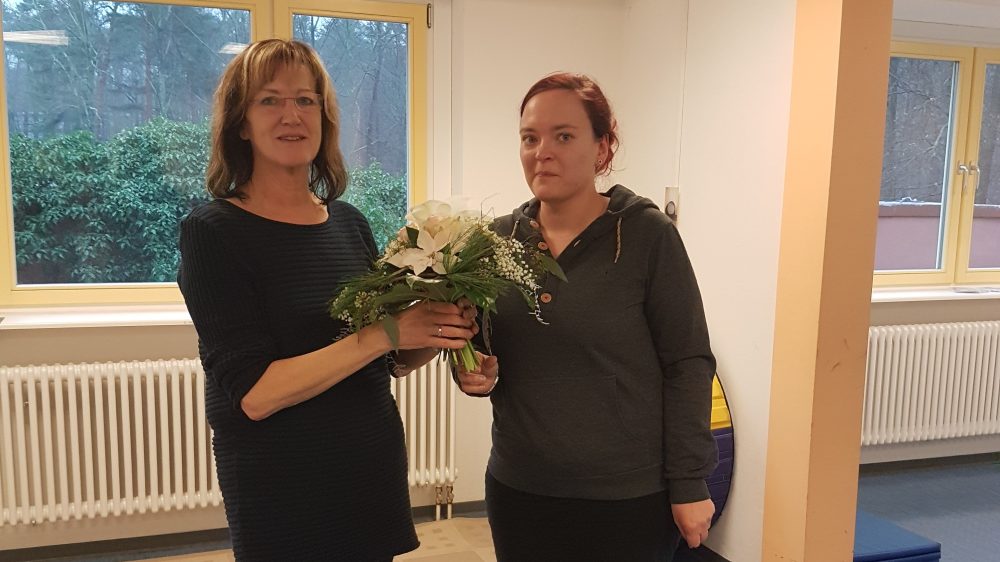 Martina Ziegenbalg erhielt den Blumenstrauß des Monats von Franziska Sommer vom DAWO!-Team. Foto: DAWO!