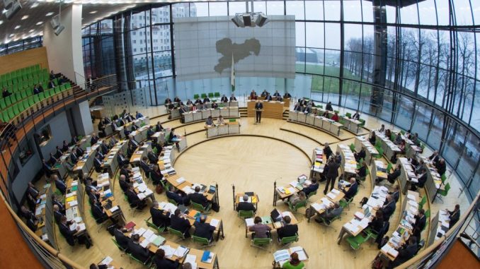 Debatte im Plenum des Landtags in Dresden. Foto: Arno Burgi/Archiv