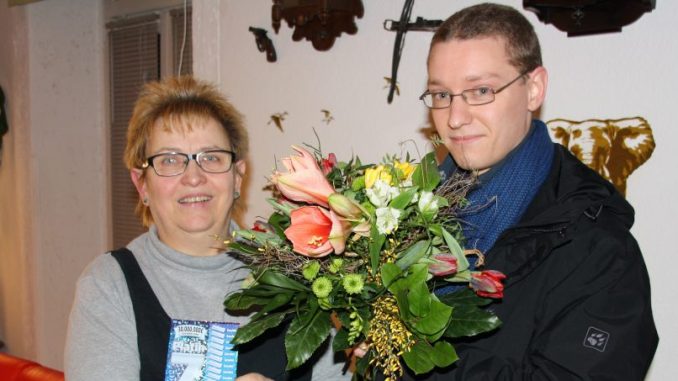 Angelika Weinhold bekam den Blumenstrauß des Monats von Oliver Goldberg vom DAWO!-Team überreicht. Foto: F. Sommer